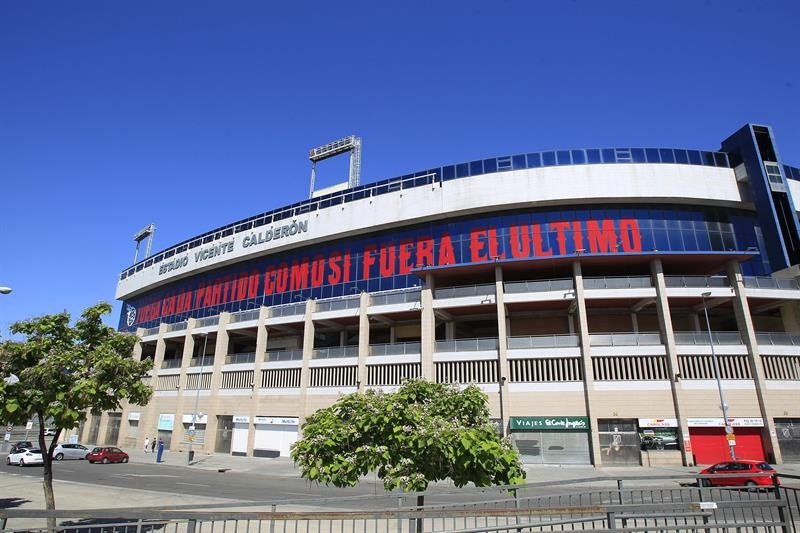 El Vicente Calderón está siendo demolido poco a poco. EFE/Archivo