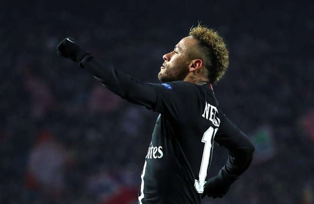 El padre de Neymar saltó en defensa de la estrella del PSG. EFE