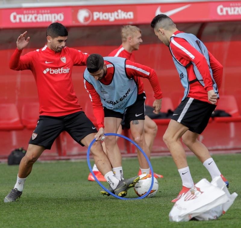 Escudero (c) volvió a entrenarse. EFE