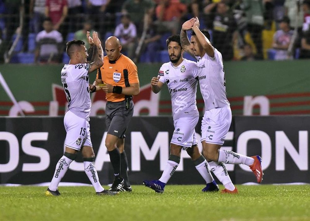 Atacante do Santos Laguna interrompe entrevista para bater boca com treinador rival. EFE