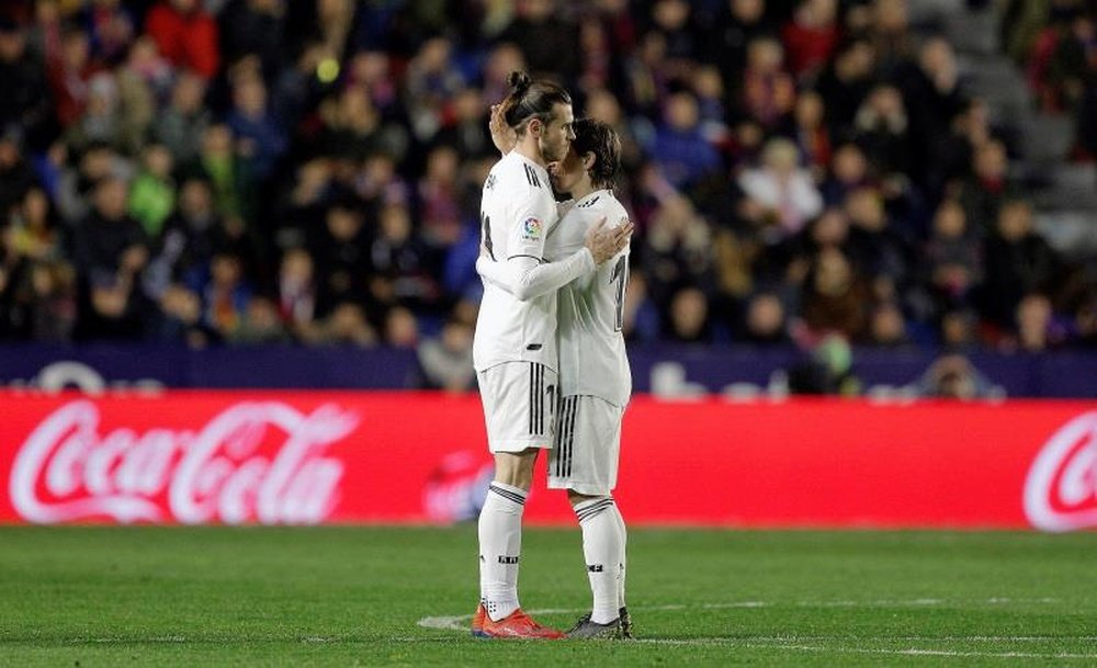 Alívio com Bale e Modric após saírem de campo lesionados. EFE/Archivo