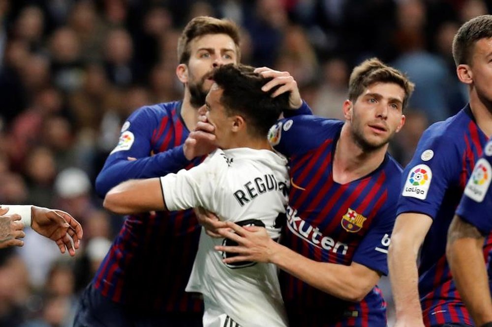 Reguilon with Pique and Sergi Roberto in the league game in Madrid. EFE