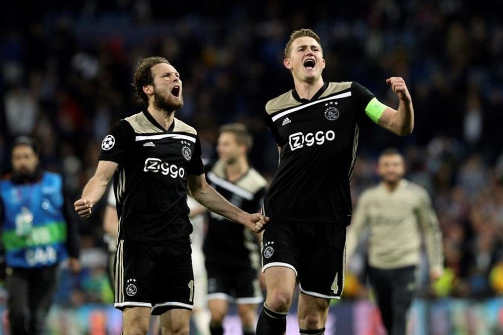 Un gol de Blind dio el triunfo al Ajax. EFE