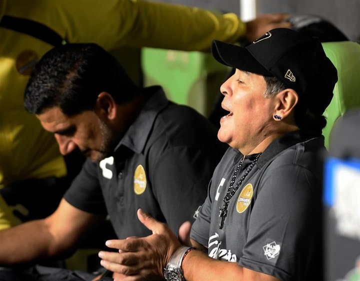 Maradona sonríe al ritmo de Escoboza