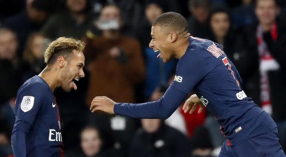 Neymar and Kylian Mbappé celebrate a goal for PSG. EFE