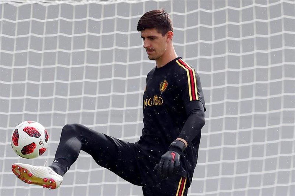 Courtois is the centre of attention. EFE