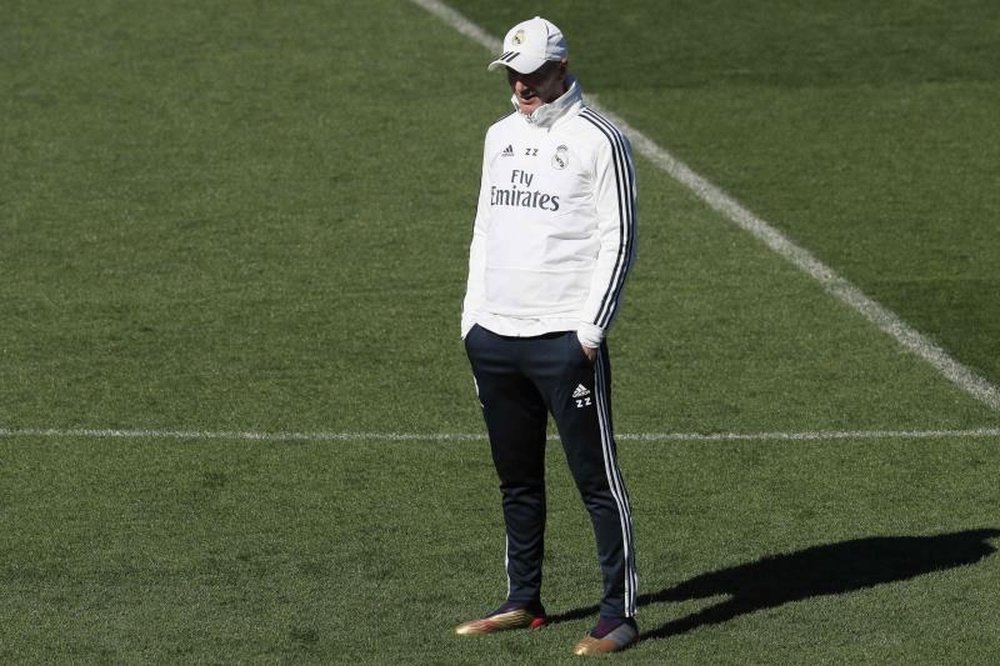 Zidane assumiu o comando da equipa e hoje senta-se no Bernabéu outra vez. EFE