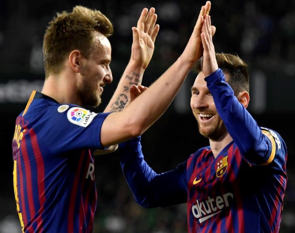 Rakitic reconoció el gesto a los béticos. EFE