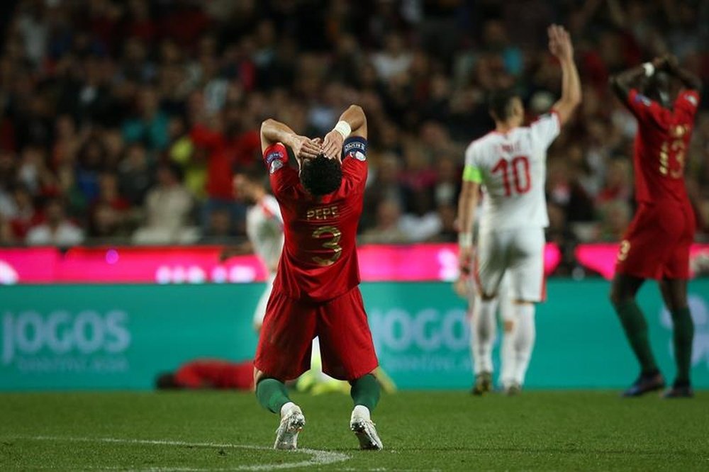Portugal voltou a empatar na qualificação do Europeu frente à Sérvia. EFE