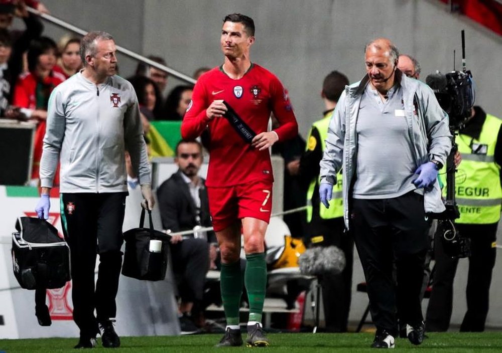 Cristiano Ronaldo leaves the pitch against Serbia. EFE