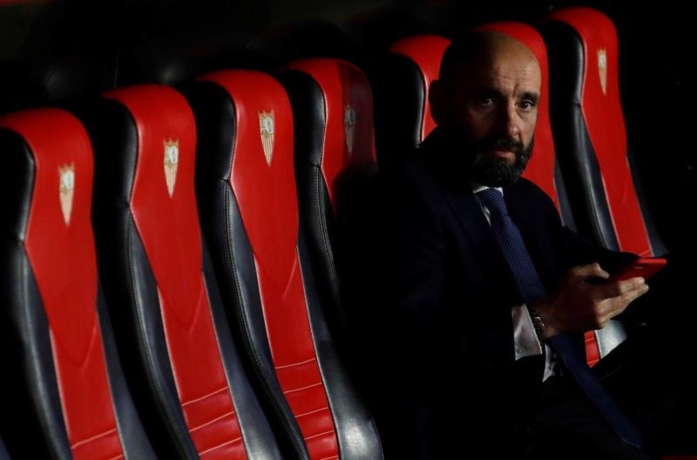 Monchi solo cuenta con seis jugadores. EFE/Archivo