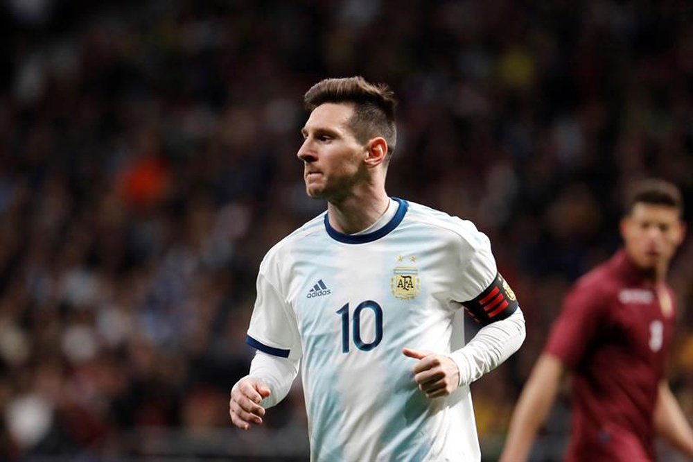 El aficionado que pidió a Messi que le ayudase a ser futbolista. EFE/Archivo