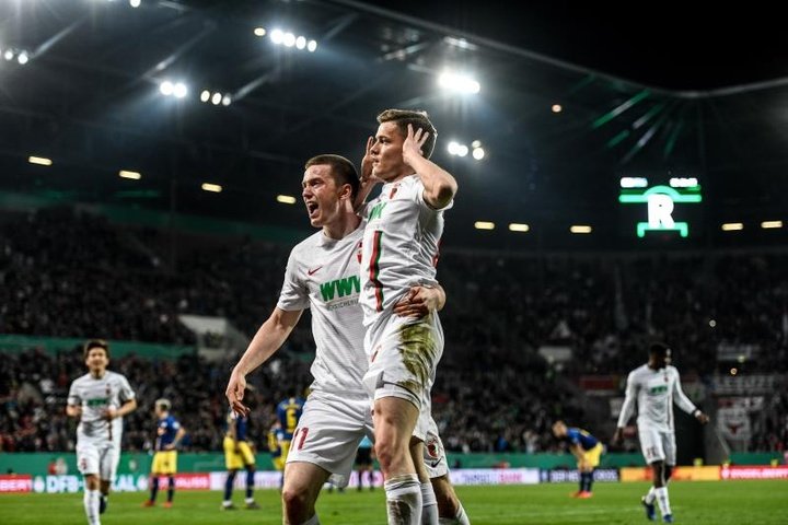 El Augsburg agrava la resaca europea del Eintracht