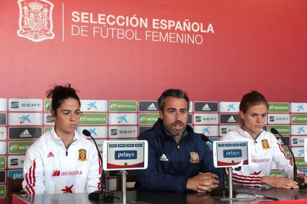Marta Torrejón apoya a sus compañeras de la Selección Española. EFE