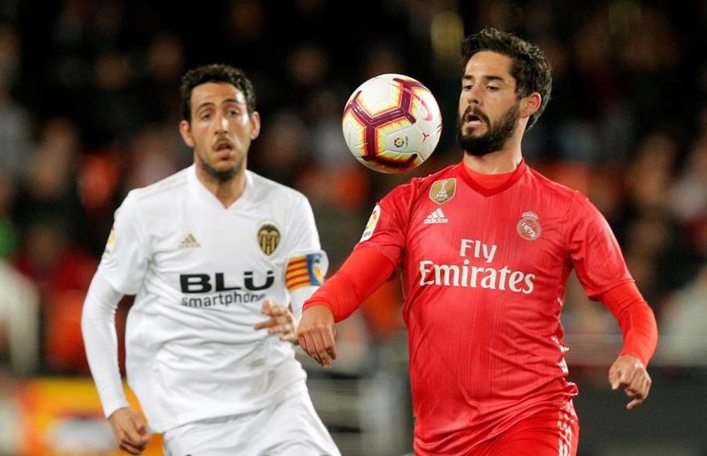 Isco volta a tocar na bola. EFE