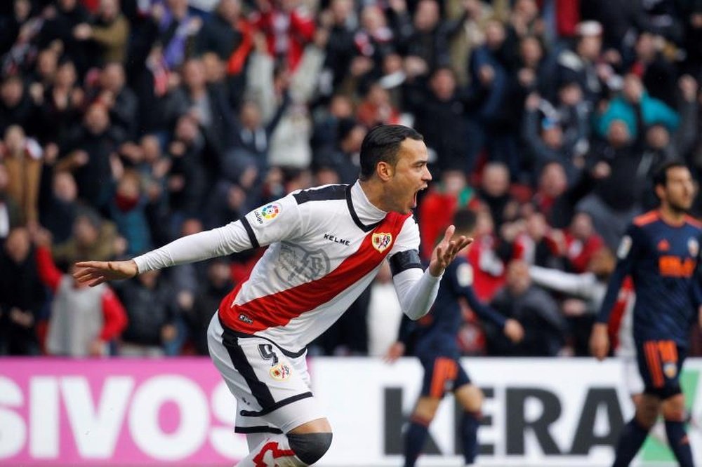 Raúl de Tomás has been an integral part of Rayo's fight for survival this season. EFE.