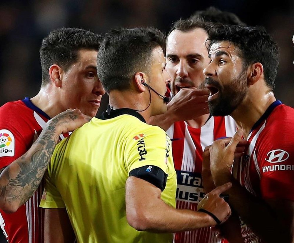 The referee has been asked to clarify his version of events over Costa's red. EFE