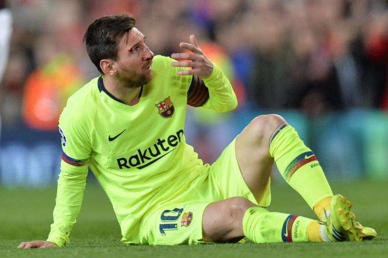 Leo Messi sangra tras chocar con Smalling