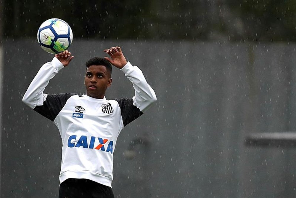 Rodrygo is itching to get a Real Madrid shirt on. EFE