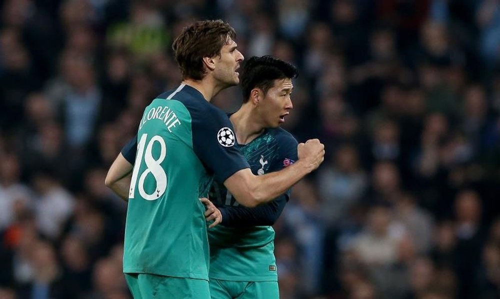 Fernando Llorente (i) y Heung-Min Son (d) de Tottenham celebran un gol este miércoles durante un partido entre Manchester City y Tottenham por los cuartos de final de la Liga de Campeones en el estadio Etihad de Manchester (Reino Unido). EFE