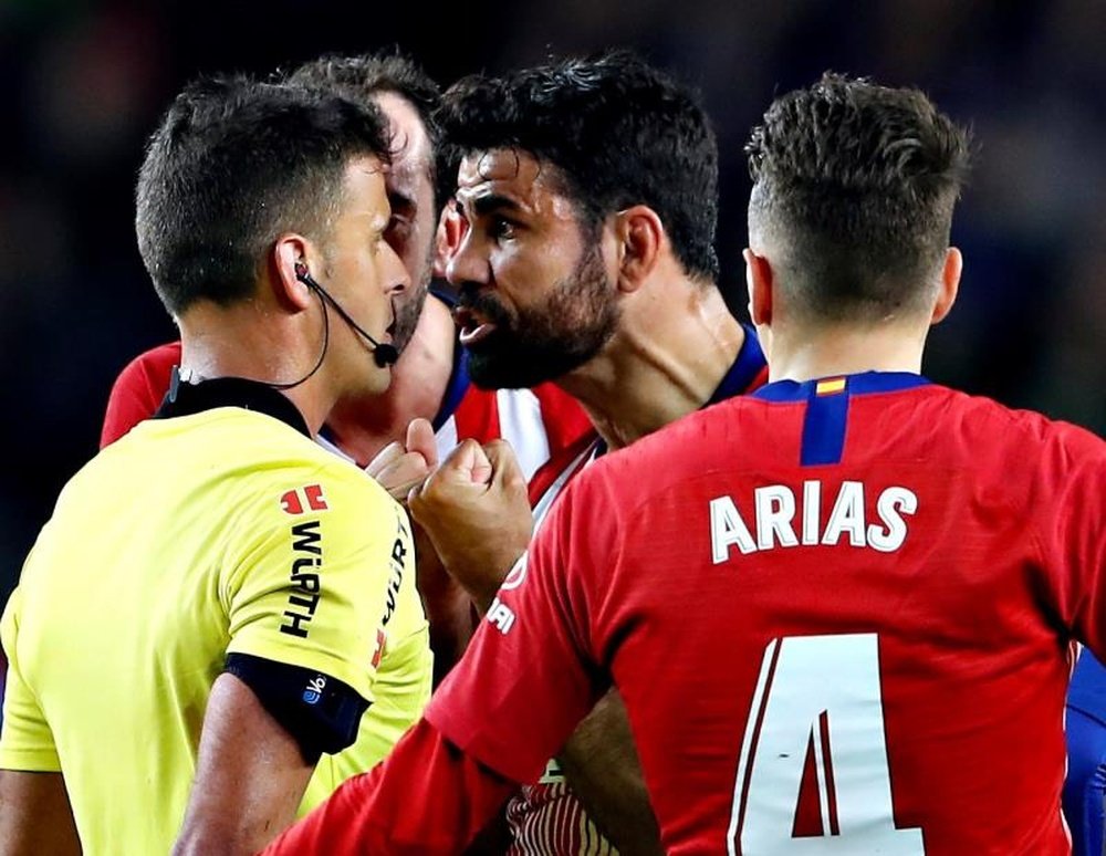 Diego Costa (2R) and Gil Manzano will meet again in Atletico v Espanyol match. EFE/Archivo