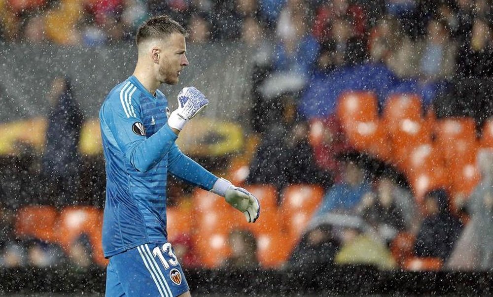 Neto signe au FC Barcelone. EFE