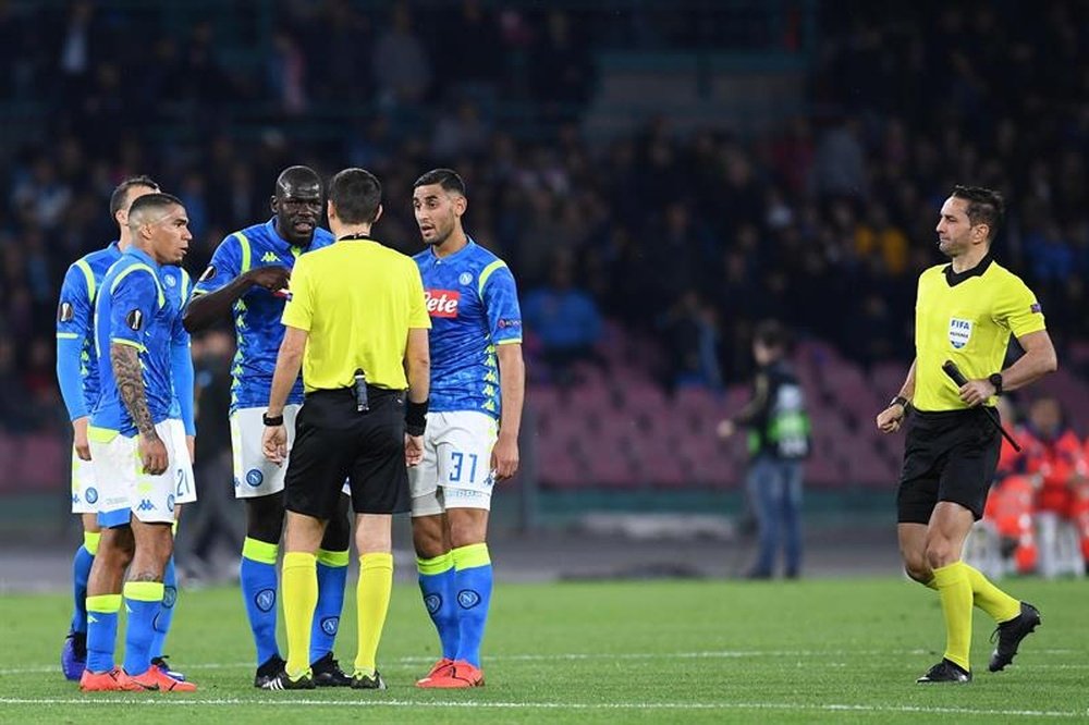 Le Napoli ne pourra pas jouer la prochaine Ligue des champions au San Paolo. EFE