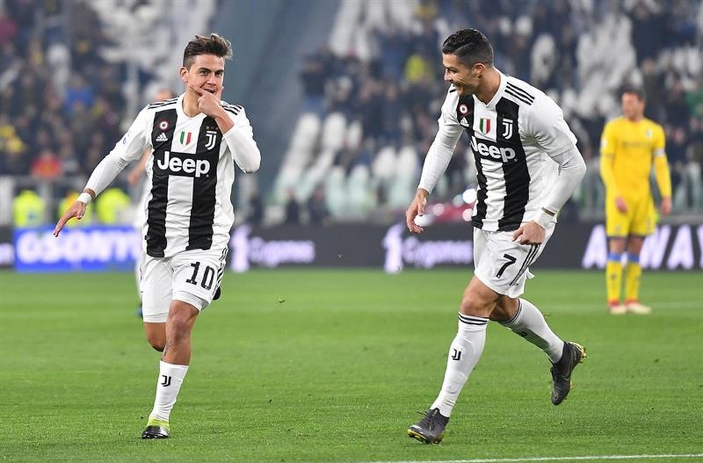 PSG have put in an offer for Dybala (L). EFE/Archivo