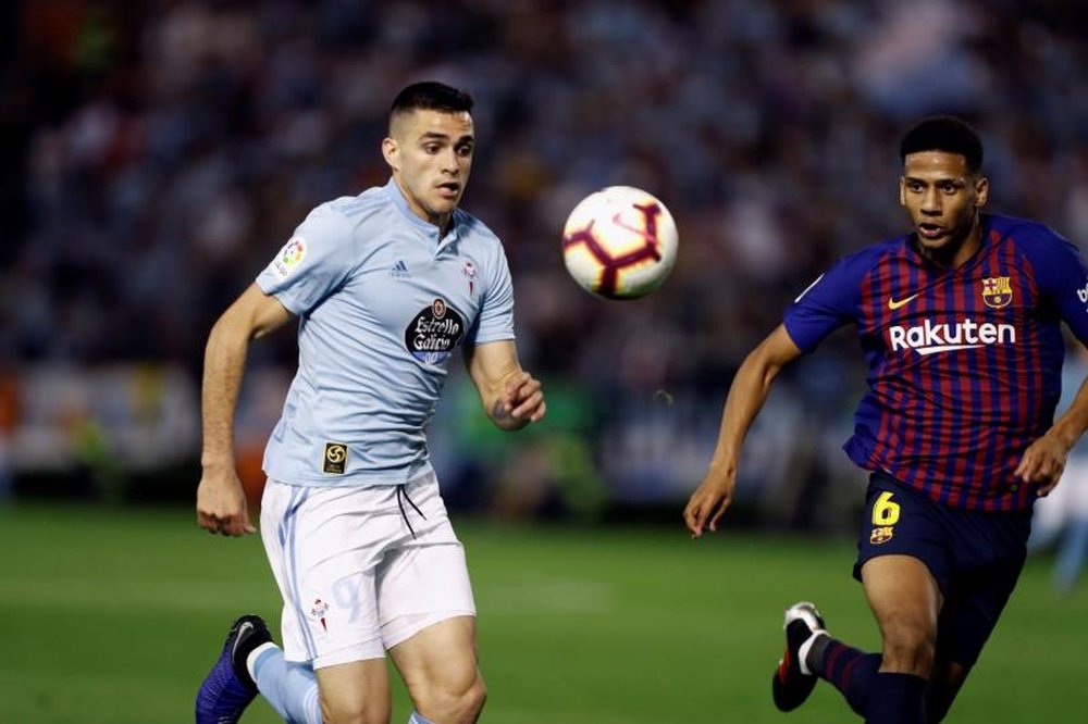 Celta have rejected two bids for Maxi Gomez (l). EFE