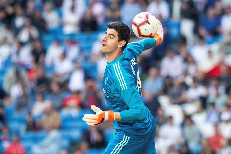 Courtois aware of competition from Areola. EFE