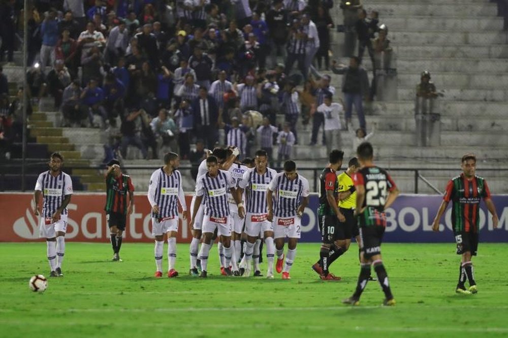 Quevedo y su chilena ensalzan a Alianza Lima. EFE