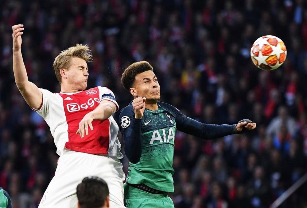 De Ligt's move to Barcelona is proving more difficult than initially thought. EFE