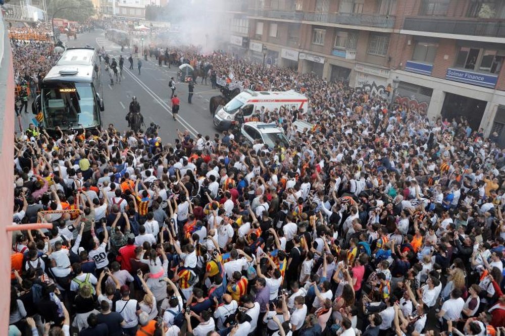 Las peñas del Valencia protestaron por los horarios en Mestalla. EFE