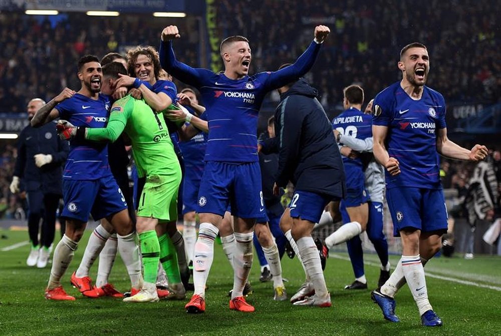 Chelsea celebrate winning the Semi-Final on penalties. EFE