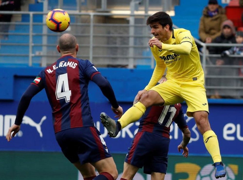 Ramis is concerned with Eibar's defending. EFE