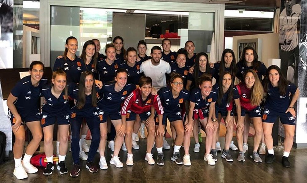 Sergio Ramos visited the Spanish women's squad to offer advice. EFE