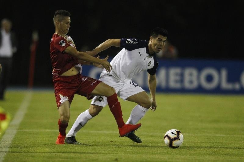 Pudo pasar bajo el radar, pero en el último capítulo de fichajes 'random' causó sensación la llegada de Francisco 'Gato' Silva a la UD Montijo. El centrocampista, ex de Osasuna, Independiente o Universidad Católica y dos veces campeón de la Copa América, juega ahora en la Tecera Federación española.