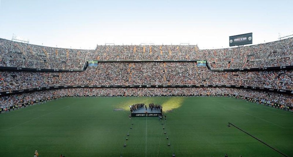 El Valencia se dio un baño de multitudes en su estadio. EFE
