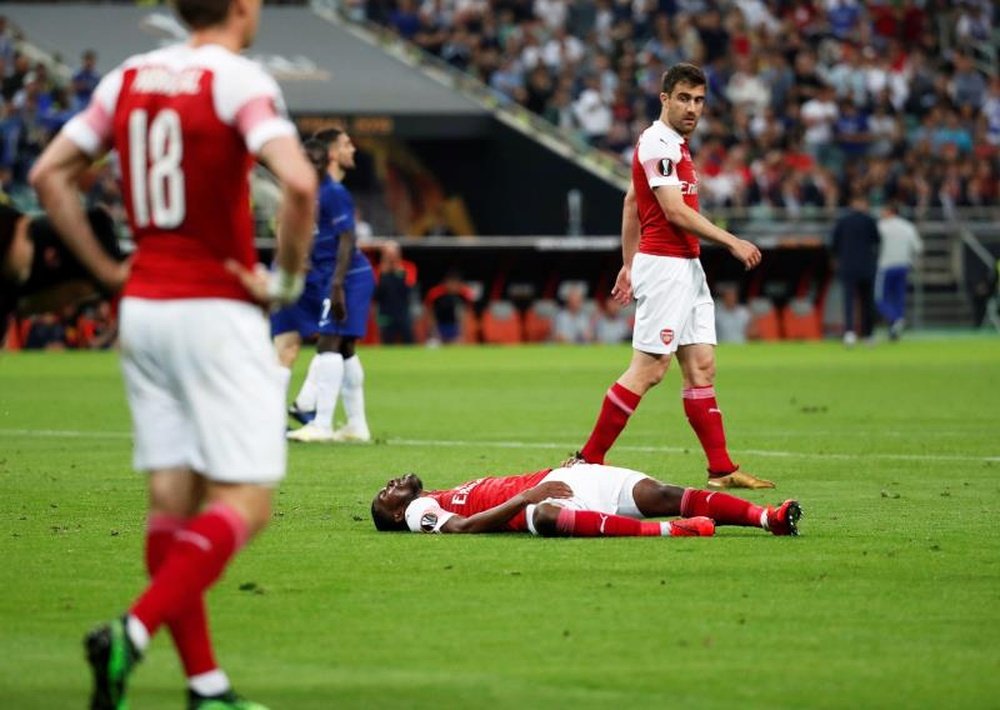 Los seguidores del Arsenal se cansaron de ver a su equipo sufrir. EFE