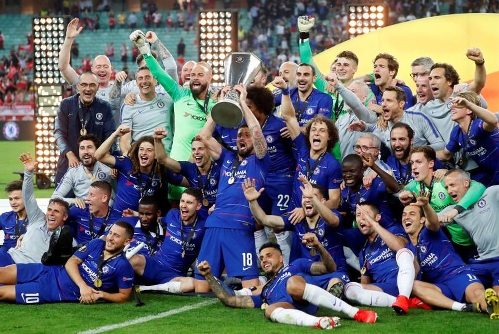 Os jogadores do Chelsea receberam o troféu da Europa League depois de vencerem o Arsenal. EFE