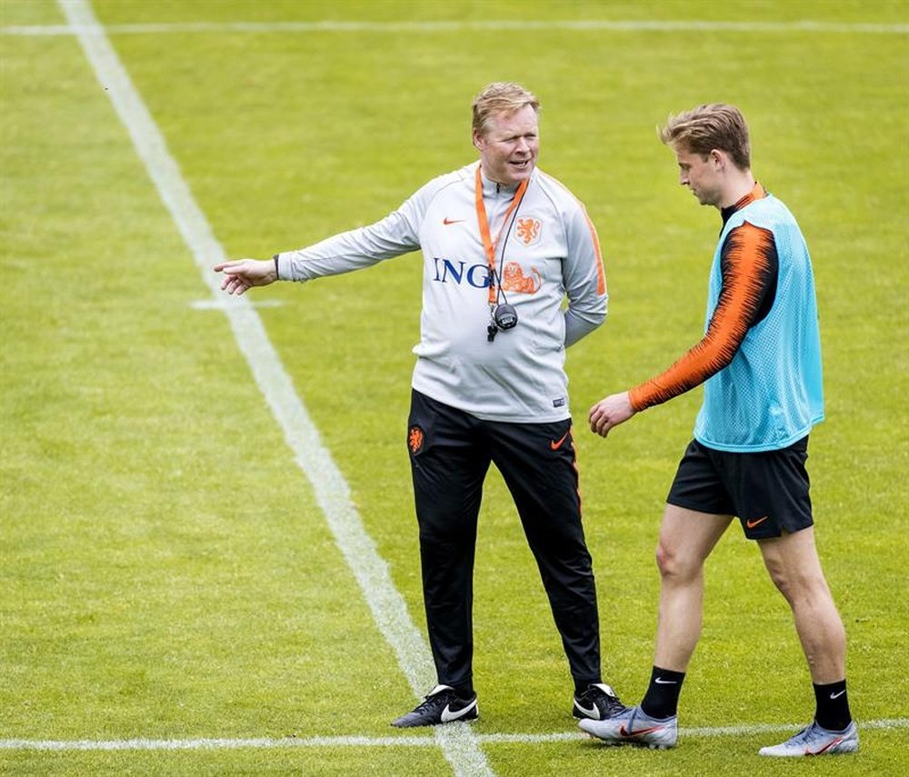 Ronald Koeman has experimented with de Jong's position. EFE