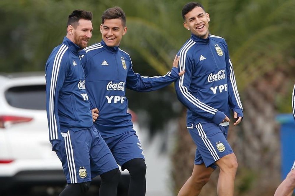 Paulo Dybala with Lionel Messi and Leandro Paredes. EFE