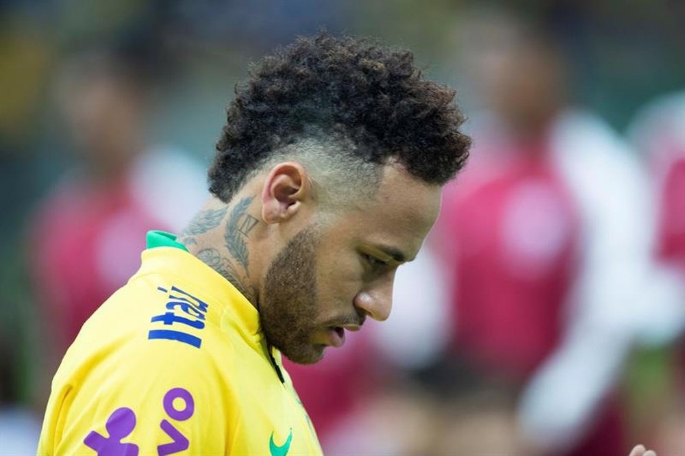 Pai de Neymar volta a sair em defesa do filho. EFE