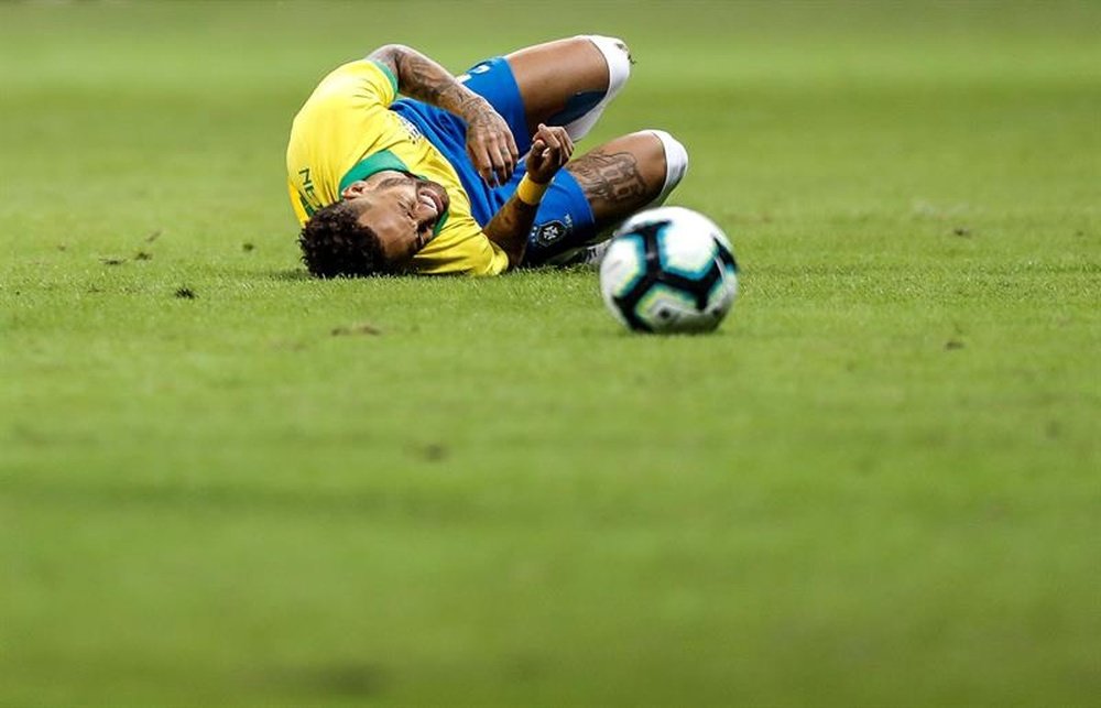 Médico aponta estilo de jogo como motivo para lesões de Neymar. EFE