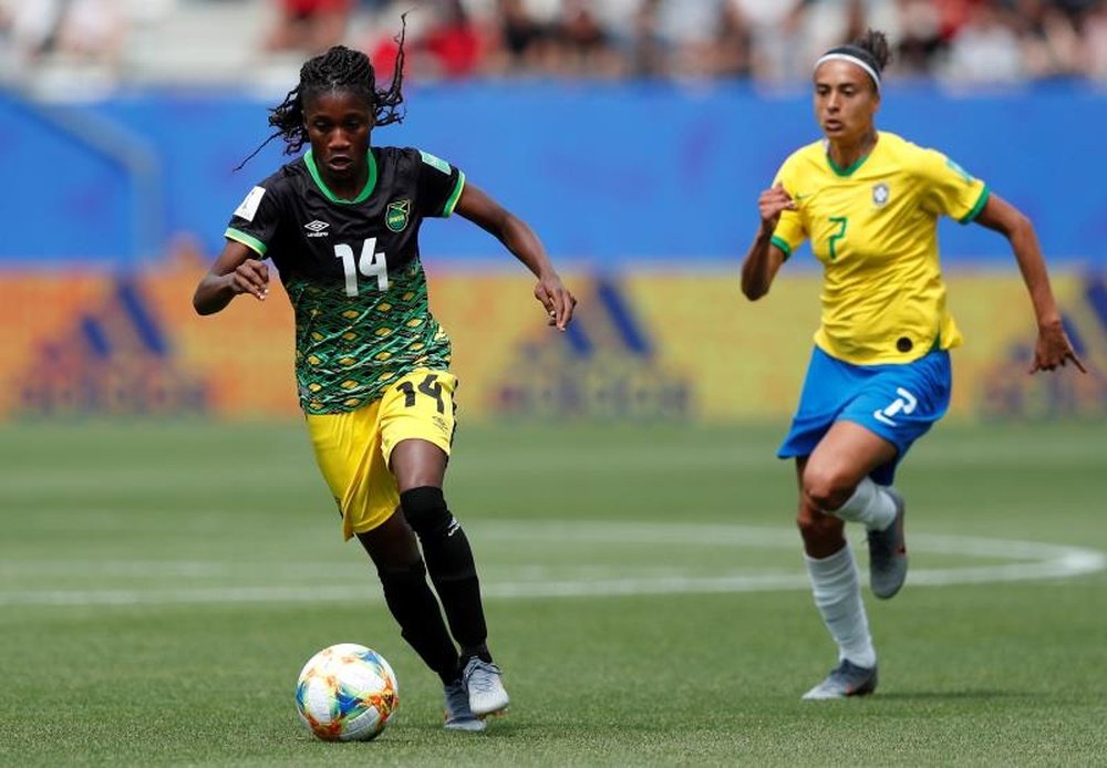 Andressa Alves Da Silva se disputant le ballon avec la jamaïcaine Den-Den Blackwood. EFE