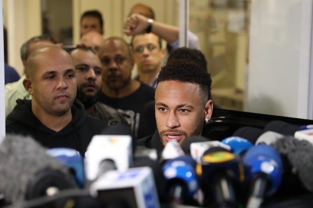 Neymar prestó declaración en una comisaría de Sao Paulo. EFE
