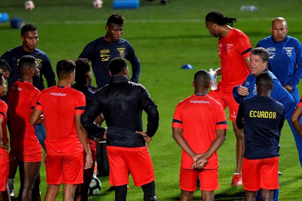 'Bolillo' Gómez anunció el XI del debut de Ecuador. EFE