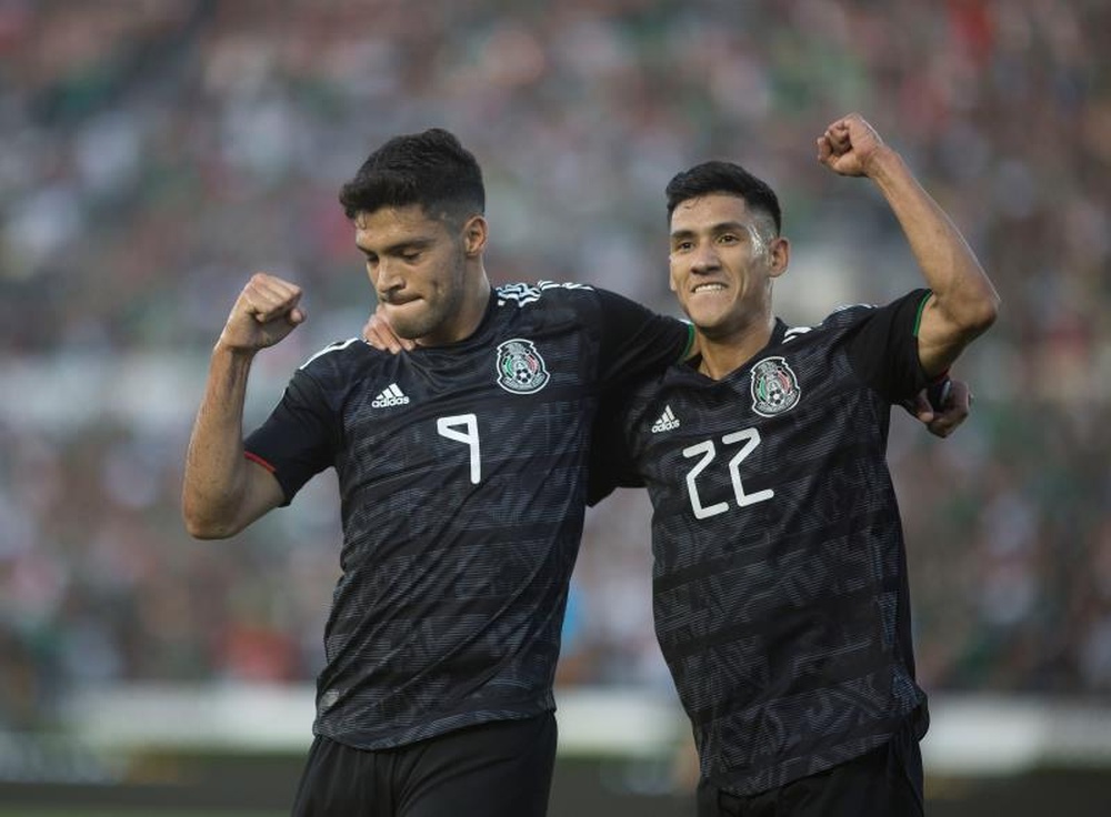 Raúl Jiménez volvió a marcar con México. EFE