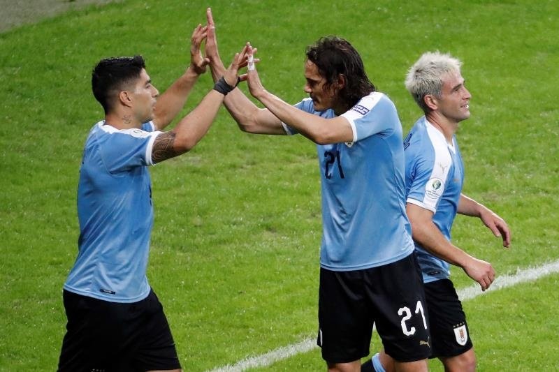 Cavani marca e garante a liderança para o Uruguai