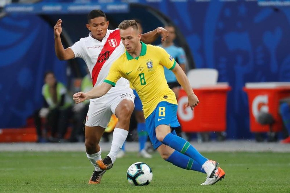 Goalkeeper gaffe helps Brazil trounce Peru to reach Copa quarter-finals